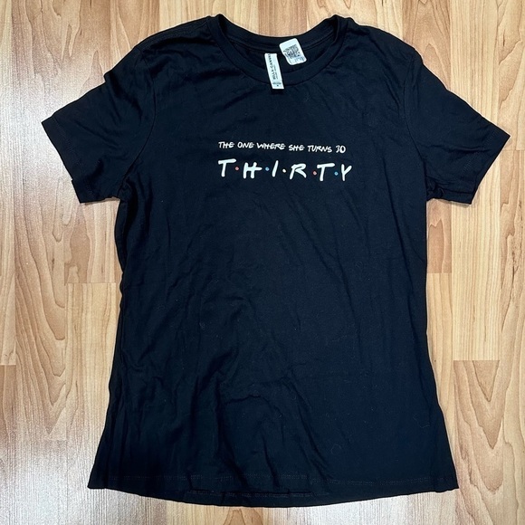 🎉 THE ONE WHERE SHE TURNS 30 Friends 30th Birthday Black Short Sleeve T-Shirt - Picture 2 of 4